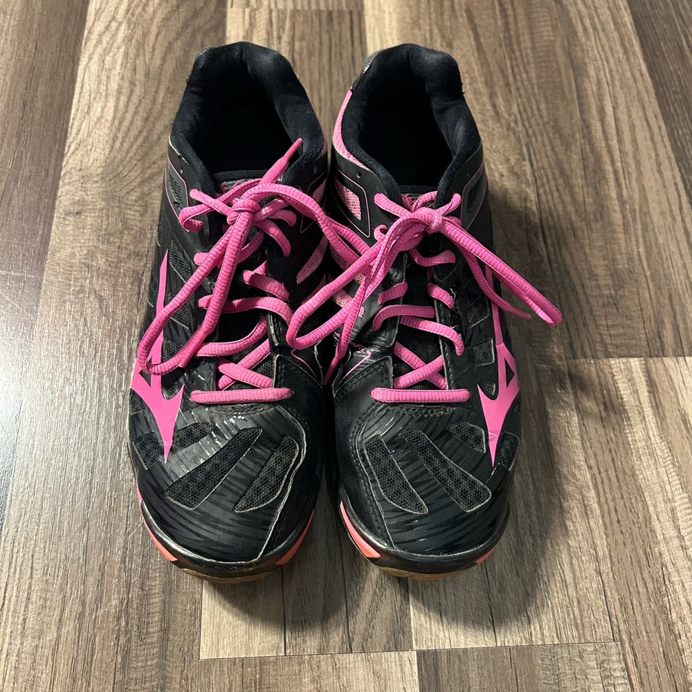 Mizuno Women's Black and Pink Athletic Sneakers